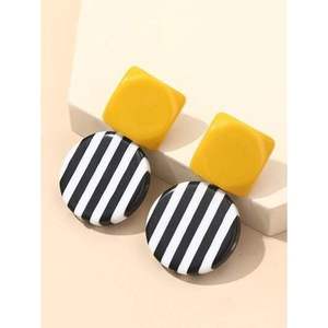 Boucles d'oreilles tendance en résine faites à la main, accessoires de bijoux durables et élégants - Product Image 2