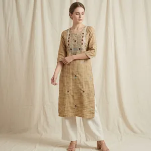 Kurti en jute et coton marron pour femmes, col rond, broderie, tunique droite, manches trois quarts, détails floraux, vêtements ethniques décontractés - Product Image 5