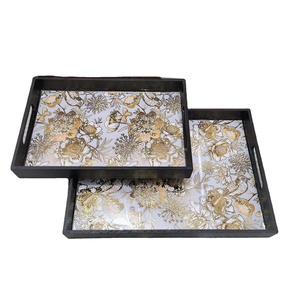 Plateaux en bois de résine de conception florale noire et blanche faits à la main - Product Image 1