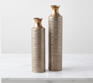 Ensemble de 2 vases en métal texturé, or vintage, pour la décoration de table, les événements, le bureau ou l'entrée. - Product Image 1