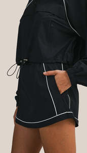 Ensemble de survêtement premium 2 pièces pour femme : veste coupe-vent légère à capuche et short, idéal pour le sport et les loisirs en extérieur - Product Image 4