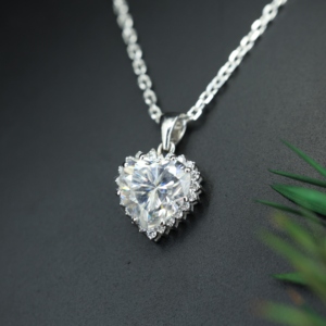 Collar con Colgante de Plata de Ley 925 con Moissanita en Forma de Corazón, Engaste de Garra Chapado en Oro de 14k, Estilo de Lujo Discreto Certificado - Product Image 4