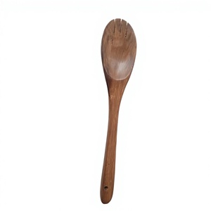 Cuchara de madera tallada a mano de estilo tradicional, hecha de madera dura de primera calidad para uso doméstico y en cocinas profesionales. - Product Image 1