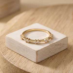 Bague minimaliste empilable en platine avec diamants de laboratoire taille ronde, idéale pour les fiançailles, au prix d'usine - Product Image 5