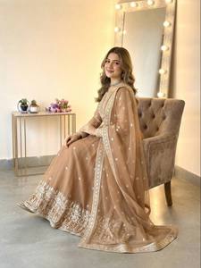 Ensemble Anarkali beige brodé avec dupatta en tulle, manches longues, tenue indienne et pakistanaise, vêtement festif et formel - Product Image 3