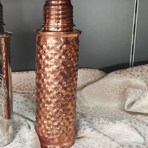 Botellas de Cobre Hechas a Medida con Base Martillada, Ideales para Decoración del Hogar y Suministros para Tiendas de Utensilios del Hogar - Product Image 1