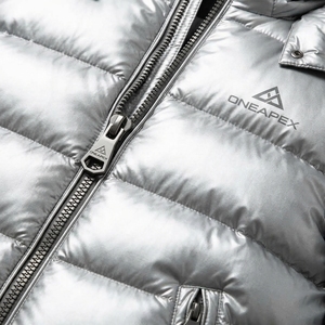 Veste matelassée à capuche pour homme en argent métallisé, veste d'hiver chaude et matelassée pour l'extérieur, veste légère imperméable One Apex - Product Image 3