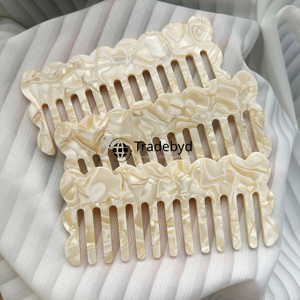 Peigne en résine artisanal de luxe Tradebyd pour démêler les cheveux, favoriser un coiffage fluide et des soins capillaires sains - Product Image 3