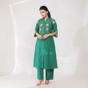 Ensemble Kurta et pantalon en coton brodé vert pour femme, col mandarin, manches trois quarts évasées, coupe droite, tenue décontractée ethnique - Product Image 2