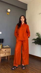 Conjunto Casual Elegante para Chicas, Camisa con Cuello en V y Mangas Largas con Pantalón, Diseño Color Block Sólido, Alta Demanda, de la India - Product Image 4