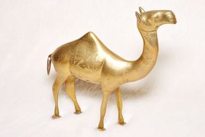 Figurine décorative artisanale en laiton en forme de chameau pour centre de table, idéale pour salon de luxe, mariage ou salle à manger - Product Image 3