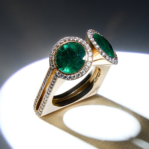 Anillos de Lujo para Mujer con Gema de Corte Esmeralda en Oro de 18K, Bisel de Diamantes Ovalados, Joyería de Compromiso - Product Image 2