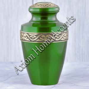 Urne funéraire en laiton intemporelle avec détails gravés à la main Couvercle sécurisé pour cendres Pièce commémorative élégante par Axiom Home Accents - Product Image 5