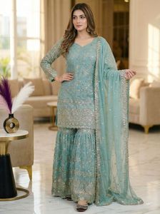 Tenue de mariée et de soirée en soie Fandy avec broderie à sequins, comprenant un haut richement orné, un sharara plazzo et un dupatta richement brodé, prêt-à-porter. - Product Image 2