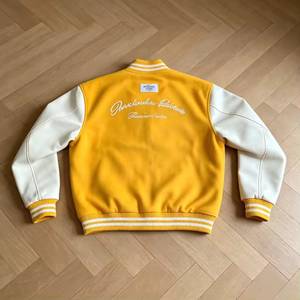 เสื้อแจ็คเก็ตวาร์ซิตี้สีเหลืองสำหรับผู้ชาย พร้อมตัวอักษร B ปักลาย และดีไซน์แบบแพทช์ สไตล์พรีปปี้ เหมาะสำหรับใส่ในฤดูใบไม้ร่วง - Product Image 2