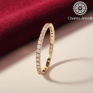 Bague de fiançailles classique pour femme en moissanite taille coussin plaqué or 22 carats, sertie à griffes, certifiée IGI, 3 grammes - Product Image 1