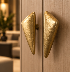 Poignée de porte conique texturée, finition or antique, poignée de meuble distinctive, aspect artisanal, quincaillerie pour meubles d'intérieur - Product Image 1