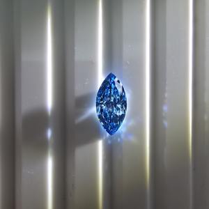 Diamant de laboratoire de 1 carat, bleu vif fantaisie, taille marquise brillante, VS1, certifié IGI, pierre non montée - Product Image 2