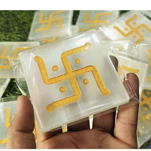 แผ่นชาร์จพลังงานจากคริสตัลเซเลไนต์ธรรมชาติ พร้อมสัญลักษณ์ซัทยาสลัก สำหรับตกแต่งบ้าน ขายส่งจำนวนมาก - Product Image 1