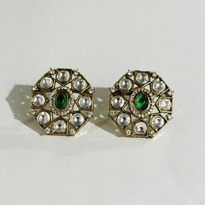 Boucles d'oreilles clous rondes Polki vertes de luxe plaquées or, bijoux de mode traditionnels indiens pour mariages et fêtes, pour femmes - Product Image 2