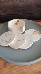 Sous-verre tendance en résine au design artistique et vibrant, ustensile de cuisine écologique avec diamètre personnalisable - Product Image 4