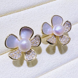 Pendientes de Perlas de Agua Dulce Chapados en Oro de 14K de Zhuji, Elegantes y Versátiles, con Flores Incrustadas de Cristal de Concha de Nácar, Joyería de Camelia - Product Image 2