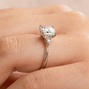 Anillo de Moissanita Clásico Chapado en Plata y Oro, Certificado IGI, Corte Cojín, Cuatro Garras, Anillo de Compromiso y Boda - Product Image 1