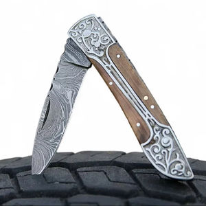 มีดพับเหล็กดามัสกัสแกะสลักด้วยมือ OEM OBM ขายดี ด้ามไม้เคลือบอีพ็อกซี่ ปลายมีดแบบ Drop Point ใบมีดแบบ Flat Edge สำหรับพกพา EDC และตั้งแคมป์ - Product Image 1