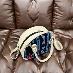 กระเป๋า Halfmoon พร้อม Ikat อินโดนีเซียหรูหรากันน้ำและหุ้มด้วยหนัง - Product Image 2