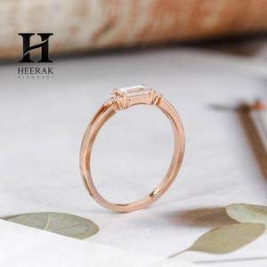 Anillo Minimalista con Diamante Cultivado en Laboratorio, Corte Baguette, Oro Rosa de 14K, Anillo de Compromiso con Diamante Baguette, Joyería Delicada para Novia - Product Image 3