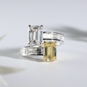 Anillo de Compromiso de Oro Blanco con Diamante Corte Esmeralda y Banda de Dos Piedras Amarillas de Estilo Elegante, Joyería Fina para Boda - Product Image 1