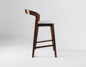 Tabourets de bar gris foncé rembourrés avec dossier, structure en bois massif et bandes tissées en similicuir pour une utilisation en cuisine à la maison ou à l'hôtel - Product Image 2