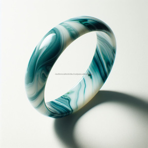 Lujoso brazalete de mujer Expert Artistry con elaborados adornos étnicos Diseño de diamantes de peso pluma para regalos - Product Image 3