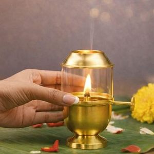 Lámpara Akhand Diya de latón con cubierta de vidrio resistente al calor para actividades religiosas - Product Image 1
