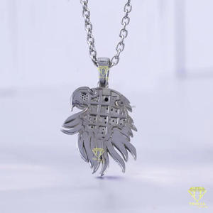 Pendentif de créateur en forme d'oiseau, style streetwear hip-hop de luxe et finition glacée - Product Image 5