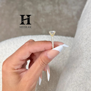 Bague de fiançailles de luxe en or jaune 14 carats avec diamant de laboratoire taille ronde, pavé de pierres, halo caché, pour femme - Product Image 1