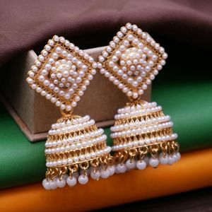 Pendientes Jhumka Tradicionales Indios con Perlas de Imitación, Chapados en Oro, con Diseño de Rombo y Moti en Capas, para Mujer, Joyería para Fiestas - Product Image 3