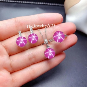 ชุดเครื่องประดับรูปดาวสีชมพู Natural Lindy Pink Star 4 ชิ้น สำหรับผู้หญิง ทำจากเงินแท้ 925 ประดับทับทิม เหมาะสำหรับใส่ทุกวัน - Product Image 1
