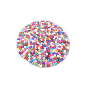 Tapis rond en feutre multicolore, décoration de table et accessoires - Product Image 1