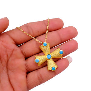 Collar de piedras preciosas de turquesa azul natural texturizada - Collar con colgante de cruz multienhueso chapado en oro - Product Image 3