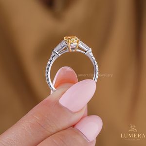 Anillo de Diamantes Cultivados en Laboratorio, Color Amarillo, Corte Ovalado, Certificado IGI, con Tres Diamantes, Piedras Laterales en Baguette Cónicas, Banda con Micro Pavé, Estilo Minimalista - Product Image 3