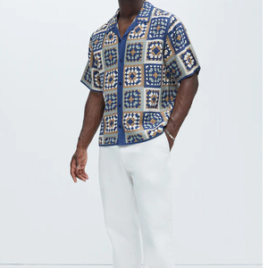Chemise décontractée à manches courtes en tricot pour homme, col en V, motif géométrique, coupe régulière, coordonnée avec un pantalon blanc - Product Image 1