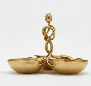 Support de bol de service en métal fait main de luxe moderne avec des accents de tiges et de feuilles entrelacées - Product Image 1