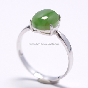 แหวนเงินแท้ 925 ประดับหยกเฮเทียนธรรมชาติสีเขียวขัดเงา ทรงรี 8x10 มม. สำหรับผู้หญิง ฝังแบบ Prong Setting - Product Image 4