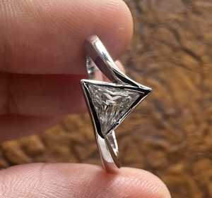 แหวนมอสซาไนต์ทรงสามเหลี่ยม 2.02 กะรัต ดีไซน์วงแหวนแบบไขว้ สำหรับผู้หญิง เงินแท้ 925 เหมาะสำหรับงานแต่งงาน ของขวัญสำหรับคนรัก - Product Image 5