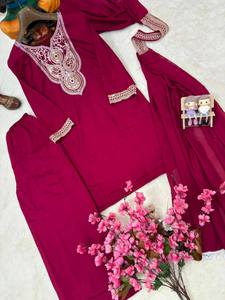 ชุดสูทปาลาซโซ่ผ้าจอร์เจตต์สีชมพูม่วงหรูหรา พร้อมงานปักคอเสื้ออย่างประณีต เสื้อคุर्ติสั้น กางเกงปาลาซโซ่ และผ้าคลุมไหล่ สไตล์อินเดีย-ปากีสถาน - Product Image 4