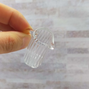 Pichet en verre miniature à l'échelle 1:12 pour la décoration, avec texture côtelée classique, poignée délicate, clarté éclatante - Product Image 3