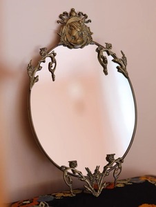 Miroir mural minimaliste en bois rond avec design en forme de nœud, support réglable pour usage domestique - Product Image 4