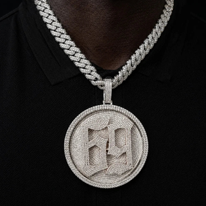 Colgante de disco con nombre 3D giratorio de 80 mm de moissanita y plata, personalizado con letras estilo 'Iced Out', amuleto hip hop con acabado en oro rosa, joyería - Product Image 4