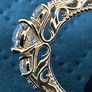 Bague à trois pierres en diamants ovales et ronds de 2,04 carats, bague de fiançailles en or jaune 10 carats, alliance de bijoux fins au design unique en filigrane - Product Image 3